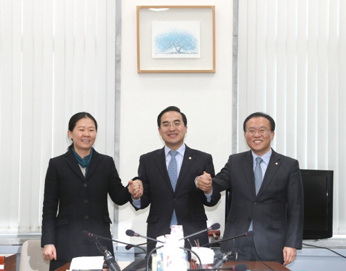 여야 3당 원내수석부대표가 11일 회동을 갖고 2월 임시국회 의사일정을 논의했다. 사진은 (왼쪽부터) 권은희 국민의당 원내수석부대표, 박홍근 민주당 원내수석부대표, 윤재옥 한국당 원내부대표가 국회 운영위원회 소회의실에서 만나 손을 잡고 있는 모습./연합뉴스